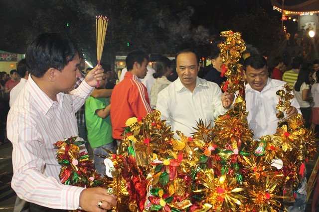 Nhiều người chọn cho mình những loại nhan và cành lộc khác nhau để vào cúng bái