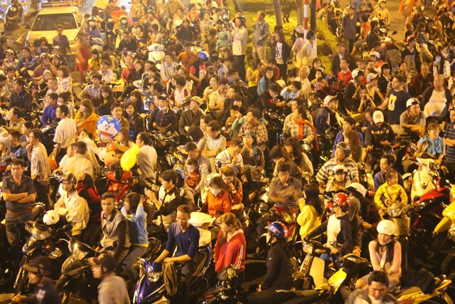 "Biển người" hân hoan chào đón năm mới trong sự reo hò không ngớt mỗi khi pháo hoa được bắn lên bầu trời