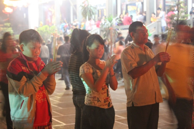 Đi chùa đầu năm đã ăn sâu trong tiềm thức mỗi người, từ nhiều thế hệ khác nhau