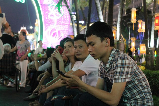 Nhiều người đến sớm ngồi chờ đường hoa mở cửa trong sự háo hức