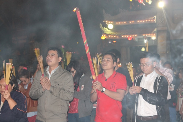 Thắp hương, cầu nguyện...