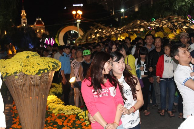 Tạo dáng trong &quot;biển người&quot;