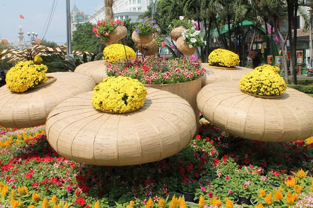 Những chậu qua được kết nối, sắp xếp thành những bông hoa khổng lồ