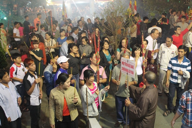 Sư thầy hướng dẫn mọi người chỉ nên cầm 3 cây nhan vào chánh điện, để hạn chế khói lửa