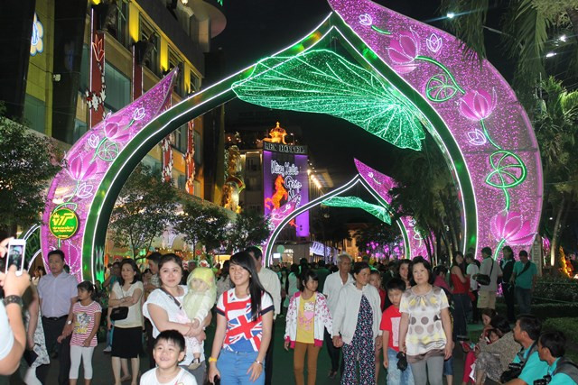 Chật kín người dân ở các tuyến đường chờ vào thăm quan đường hoa Nguyễn Huệ