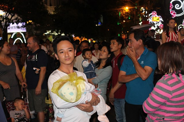 Trẻ nhỏ cũng được bố mẹ bế đến thăm quan