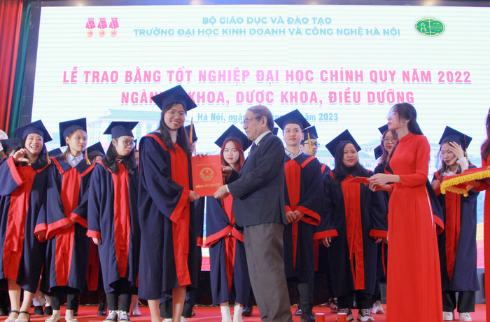 Lãnh đạo nhà trường trao bằng tốt nghiệp cho 101 sinh viên ngành Y khoa K21, 98 sinh viên DK-21 và 62 sinh viên DK-22 ngành Dược khoa, 12 sinh viên ngành Điều dưỡng. (Ảnh: Mạnh Đoàn)
