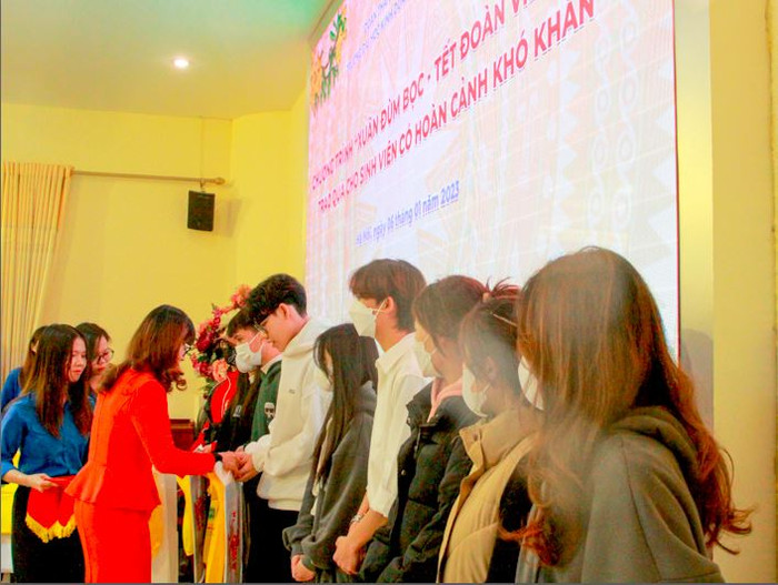 Các sinh viên có hoàn cảnh khó khăn được nhận quà. (Ảnh: Mạnh Đoàn)