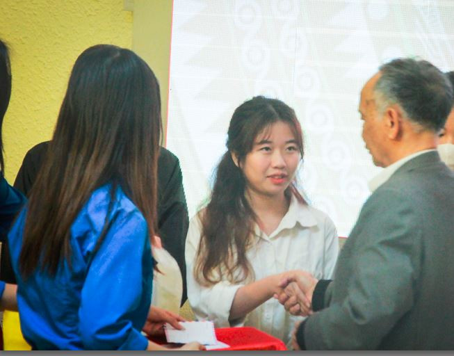 Sinh viên Nguyễn Thị Minh Thúy nhận suất quà. (Ảnh: Mạnh Đoàn)