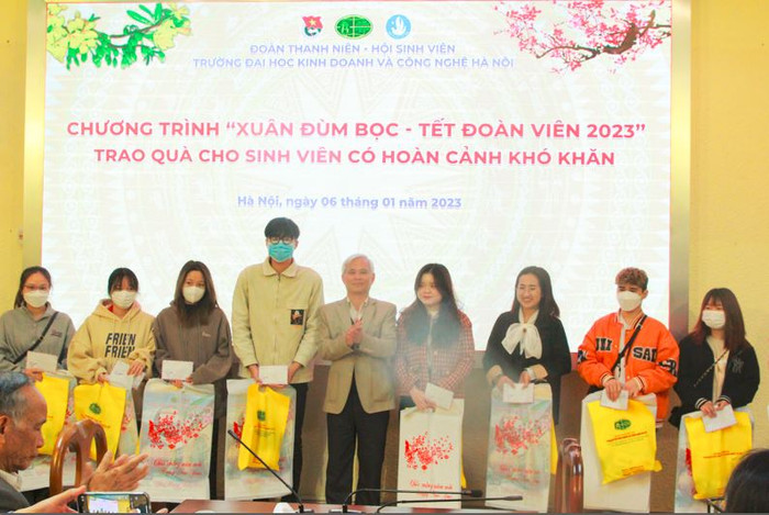 Các sinh viên và cán bộ chụp ảnh lưu niệm. (Ảnh: Mạnh Đoàn)