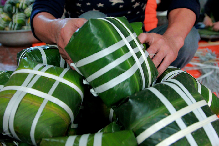 Bánh chưng sau khi được gói xong. (Ảnh: Mạnh Đoàn) Bánh chưng sau khi được gói xong. (Ảnh: Mạnh Đoàn)