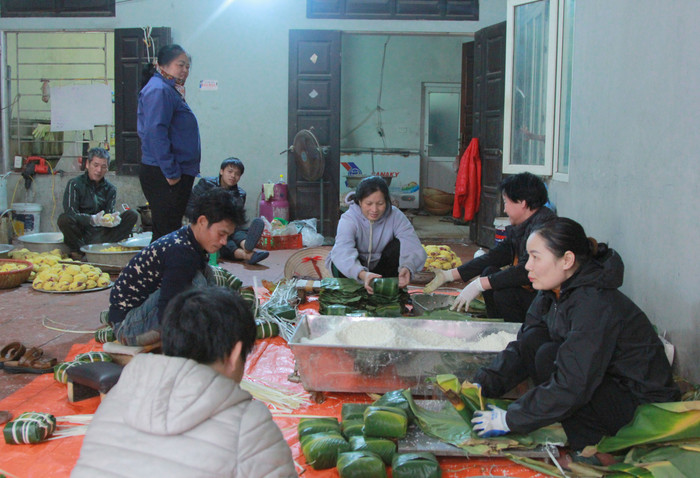 Mỗi người một công đoạn để việc làm bánh được trơn tru. (Ảnh: Mạnh Đoàn) Mỗi người một công đoạn để việc làm bánh được trơn tru. (Ảnh: Mạnh Đoàn)