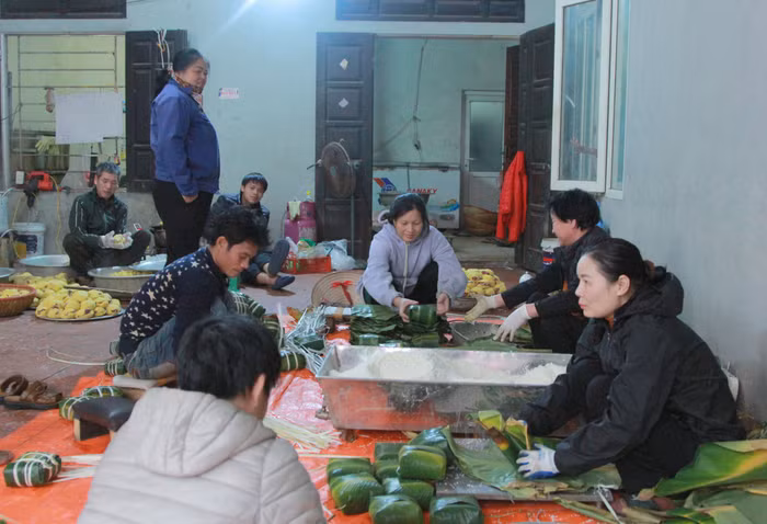 Mỗi người một công đoạn để việc làm bánh được trơn tru. (Ảnh: Mạnh Đoàn)