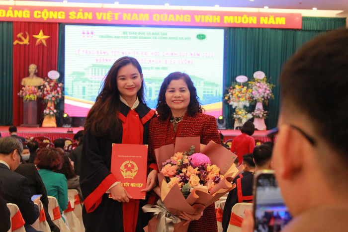 Sau 6 năm học tập ngành Y khoa, con gái bà Lương Thị Thoa (Hòa Bình) cũng đã đến ngày "hái quả" bằng việc nhận bằng tốt nghiệp. Bà Thoa đã đến Hà Nội từ hôm qua để sáng nay chung vui cùng con gái. Bà Thoa chia sẻ, bản thân bà cũng làm trong ngành y, nên bà đánh giá môi trường đào tạo của nhà trường rất tốt, gắn liền với thực tiễn, điều này đã rèn rũa tay nghề, y đức cho cô con gái, bà cảm ơn nhà trường rất nhiều.