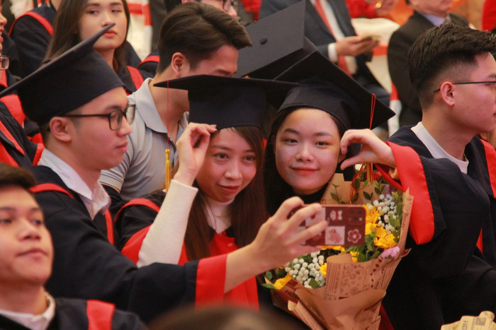 Bạn Nguyễn Thị Hà (sinh viên ngành Dược sĩ, cầm hoa) cho hay, trong 5 năm học tập tại nhà trường, các trang thiết bị phục vụ giảng dạy được nhà trường đầu tư mới, tạo môi trường học tập, thực hành rất tốt. Điều này rất quan trọng với nghề và giờ khi chuẩn bị rời xa mái trường, Hà đã kiếm được công việc cho bản thân.