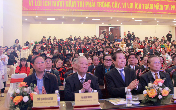 Sáng 10/1, Trường Đại học Kinh doanh và Công nghệ Hà Nội (viết tắt là HUBT) đã tổ chức Chương trình Lễ tổng kết khoá học và trao bằng tốt nghiệp bác sĩ đa khoa, dược khoa và cử nhân Điều dưỡng năm 2022. Trong đó, ngành Y khoa đào tạo bác sĩ Y đa khoa (6 năm), ngành Điều dưỡng (cử nhân điều dưỡng 4 năm) là khóa tốt nghiệp lần đầu. (Ảnh: Mạnh Đoàn)