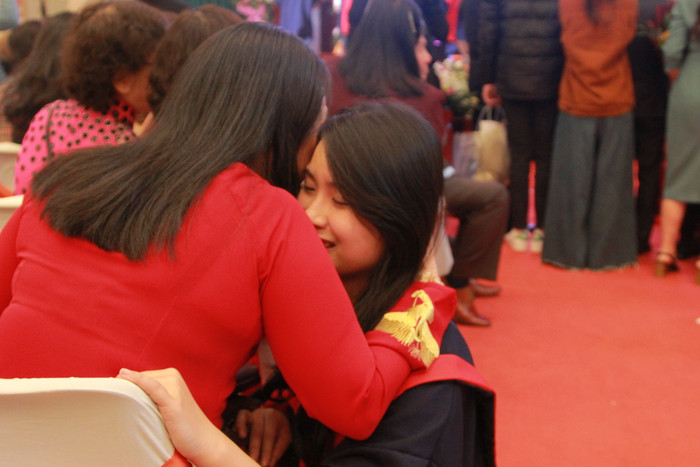 Bên cạnh những nụ cười hạnh phúc là những giọt nước mắt của tân cử nhân khi sắp phải chia tay thầy cô.