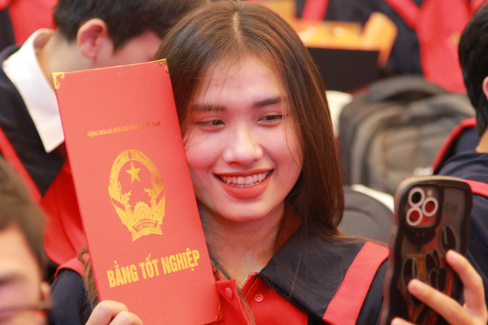 Cấm tấm bằng tốt nghiệp trên tay, nữ sinh viên đã tự chụp cho mình một bức ảnh để có kỉ niệm khó quên trong đời.