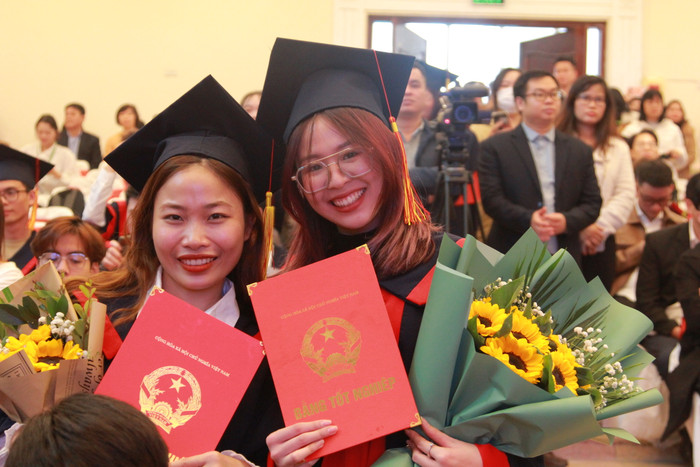 Chia sẻ với phóng viên, một sinh viên Lào học ngành Y khoa K21 cho biết, quá trình học tập 6 năm tại trường là một kỉ niệm khó quên với em. Sau khi nhận bằng tốt nghiệp, em sẽ về nước để góp phần vào sự phát triển của nền giáo dục nước nhà.