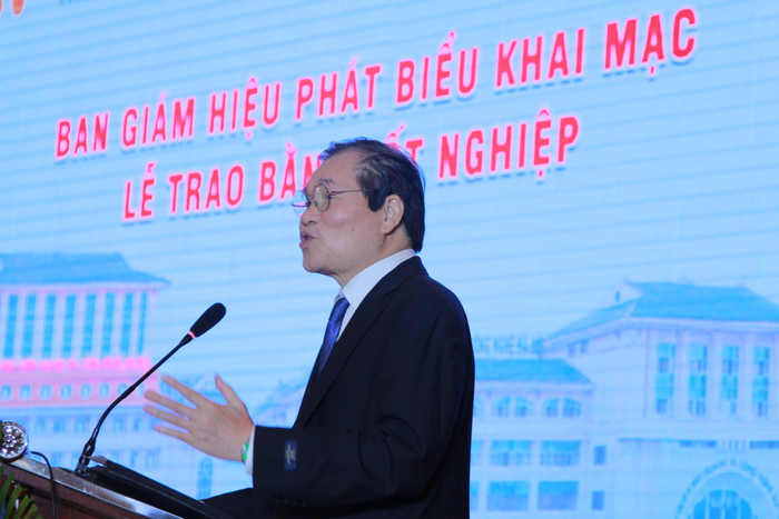 Phát biểu tại Chương trình, Phó Giáo sư - Tiến sĩ Phạm Dương Châu (Phó Hiệu trưởng Trường Đại học Kinh doanh và Công nghệ Hà Nội) đã chia sẻ về mục tiêu đào tạo của nhà trường với khối Sức khỏe là đảm bảo chất lượng, xây dựng labo hiện đại để đảm bảo thực hành cho sinh viên, cùng với đó là kí kết với 16 bệnh viện - trung tâm y tế, 5 nhà máy để sinh viên thực tập. Thầy Châu đã dành lời cảm ơn chân thành đến các thầy cô, những người đã giảng dạy kiến thức, kinh nghiệm lâm sàng, y thuật cho các em. Đồng thời là sự cảm ơn đến gia đình các em đã cố gắng tạo điều kiện cho các em được học tập, để con họ được trở thành những tân Bác sĩ, Dược sĩ, Cử nhân Điêu dưỡng phục vụ cho nền y tế nước nhà. "Các tân Bác sĩ, Dược sĩ, Cử nhân điều dưỡng thân mến, từ hôm nay các em đã trở thành đồng nghiệp của chúng tôi. Những năm tháng học tập tại nhà trường không phải là dài nhưng cũng là một quãng thời gian đáng nhớ trong cuộc đời của các em. Chính các em đã góp phần viết lên những trang trong lịch sử 26 năm hình thành và phát triển của ngôi trường này", Phó Hiệu trưởng nhà trường chia sẻ.