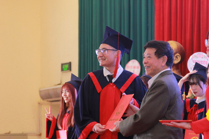 Sinh viên Lê Đăng Khoa lớp YK21.04 (ngành Y khoa) nhận tấm bằng tốt nghiệp loại xuất sắc không giấu nổi niềm vui và hạnh phúc. (Ảnh: Mạnh Đoàn)