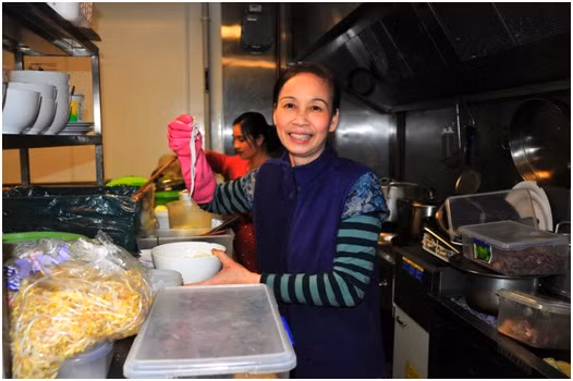 "Chị L, chủ quán Phở Việt nổi tiếng tại Auckland- New Zealand, người đã góp phần gìn giữ hương vị quê nhà của các món ăn như phở bò, bún bò, cơm sườn, bún cá…cho du học sinh và kiều bào tại đây"