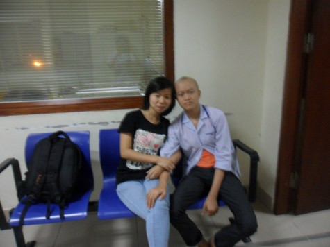 Đặng Thị Tươi ( ngồi bên tay phải) chia sẻ ước mơ sau này muốn trở thành bác sĩ Đặng Thị Tươi ( ngồi bên tay phải) chia sẻ ước mơ sau này muốn trở thành bác sĩ