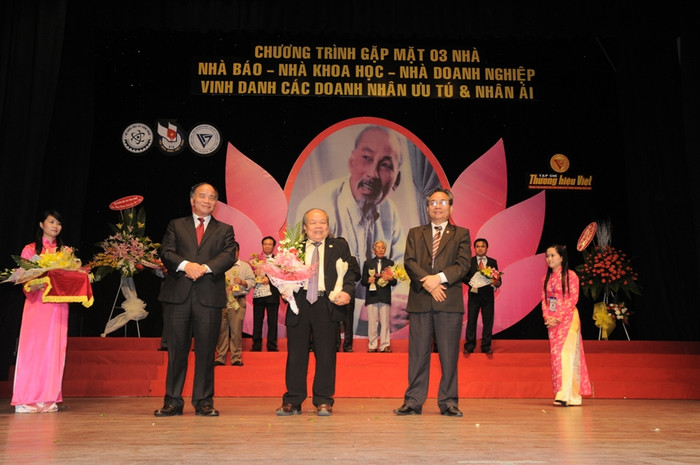 "Hiệu trưởng: GS.TS.NGƯT. Trần Hữu Nghị trong Lễ vinh danh Doanh nhân Ưu tú Nhân ái năm 2012" "Hiệu trưởng: GS.TS.NGƯT. Trần Hữu Nghị trong Lễ vinh danh Doanh nhân Ưu tú Nhân ái năm 2012"