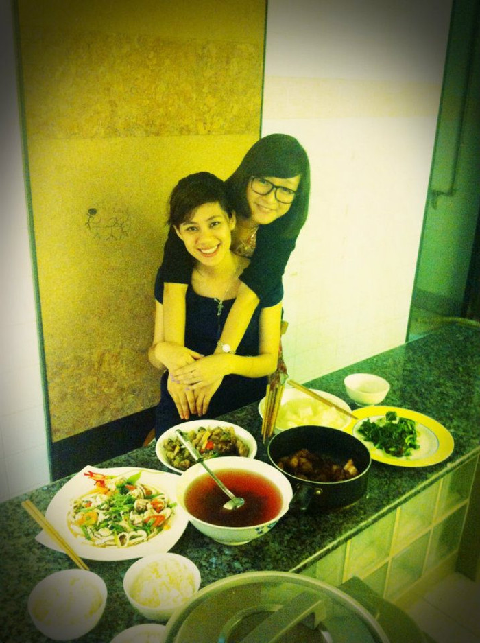 "Học tập xa nhà nhưng những hình ảnh về hương vị quê hương vẫn luôn thường trực trong tôi. Chính vì thế những lúc rảnh rỗi tôi thường tụ tập bạn bè làm những món ăn đặc trưng của mảnh đất Nam Bộ để vơi bớt đi nỗi nhớ nhà. Có lần một người bạn thân tôi quê ở Vũng Tàu đã trổ tài nấu món hải sản xào chua ngọt mà tôi rất thích. Món ăn ngon, hấp dẫn với màu sắc bắt mắt, chua chua cay cay với vị ngai ngái của các loại hải sản và đậm đà tinh chất Umami. Không có gì hạnh phúc hơn là được quây quần cùng bạn bè bên những món ăn ngon mang bản sắc quê nhà để hàn huyên tâm sự ở nơi xứ người. Quả thật ẩm thực luôn là sợi dây ngắn nhất nối liền người xa quê với mảnh đất họ sinh ra"