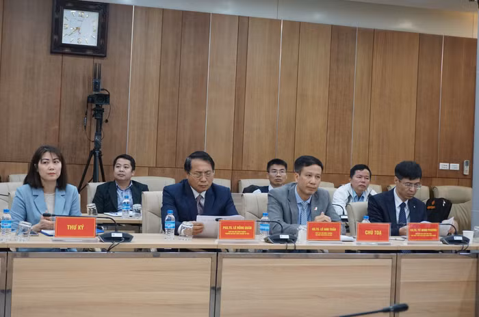 Giáo sư Lê Anh Tuấn, Giáo sư Từ Minh Phương, Phó Giáo sư Lê Hồng Quân điều hành tọa đàm tại điểm cầu trực tiếp. (Ảnh: Linh Trang)