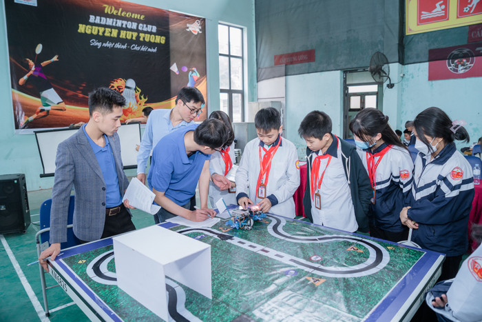 Học sinh hứng thú với cuộc thi STEM Robot. Học sinh hứng thú với cuộc thi STEM Robot.