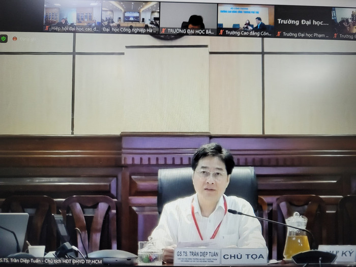 Giáo sư, Tiến sĩ Trần Diệp Tuấn – Chủ nhiệm Câu lạc bộ Chủ tịch Hội đồng trường điều hành tọa đàm bằng hình thức trực tuyến. Giáo sư, Tiến sĩ Trần Diệp Tuấn – Chủ nhiệm Câu lạc bộ Chủ tịch Hội đồng trường điều hành tọa đàm bằng hình thức trực tuyến.