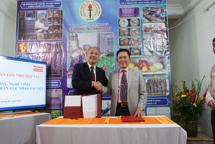 Lễ ký kết hợp tác giữa Viện Công nghệ VinIT và Tạp chí điện tử Nhân lực Nhân tài Việt. (Ảnh: Nguyên Phương) Lễ ký kết hợp tác giữa Viện Công nghệ VinIT và Tạp chí điện tử Nhân lực Nhân tài Việt. (Ảnh: Nguyên Phương)