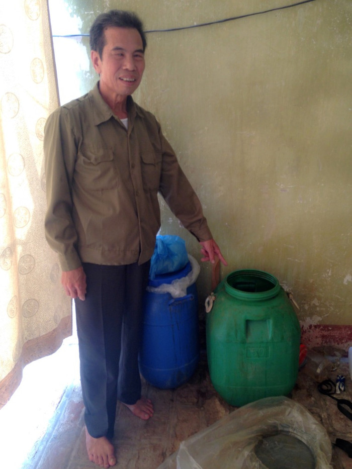 Ông Đáo giới thiệu về loại thuốc trừ sâu "thực vật" do mình sáng chế ra Ông Đáo giới thiệu về loại thuốc trừ sâu "thực vật" do mình sáng chế ra