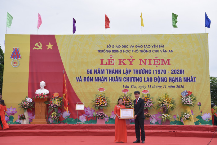 Ở vị trí quản lý, cô Hạnh cùng tập thể cán bộ, giáo viên đưa Trường Trung học phổ thông Chu Văn An nâng cao chất lượng và đạt được nhiều thành tích. Ảnh: NVCC cô hạnh (3).jpg