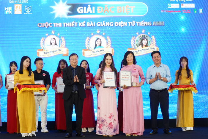 Các tập thể và cá nhân xuất sắc được vinh danh tại cuộc thi. DSC07572.JPG