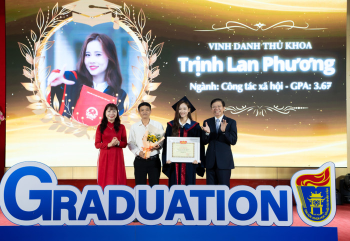 Trịnh Lan Phương là thủ khoa đầu ra năm 2024 ngành Công tác xã hội của Trường Đại học Khoa học xã hội và Nhân văn, Đại học Quốc gia Hà Nội. Ảnh: NVCC thủ khoa (1).jpeg