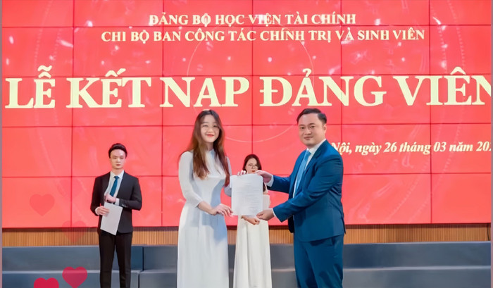 Nguyễn Thái Hà Thương trong lễ kết nạp Đảng viên (Ảnh: NVCC) z5602651527575_21b09b0a4be6f18e19ce99deaeeac153.jpg