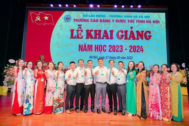 Cán bộ, giảng viên Nhà trường cam kết hoàn thành xuất sắc nhiệm vụ năm học mới. cd y dược.jpg