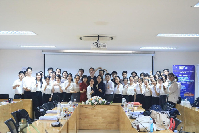 Sinh viên ngành Hóa học - Trường Đại học Sư phạm Thành phố Hồ Chí Minh tham gia Hội nghị sinh viên nghiên cứu khoa học. Ảnh: NTCC unnamed (2).jpg