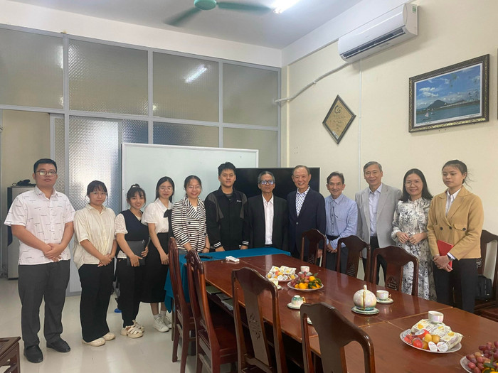 Tổng giám đốc công Ty Tokans, ông Arima ( thứ 5 từ phải qua trái ) làm việc với khoa Hóa - Trường Đại học Khoa học - Đại học Huế và các em sinh viên có nguyện vọng làm việc ở Nhật Bản. Ảnh: NTCC unnamed (3).jpg