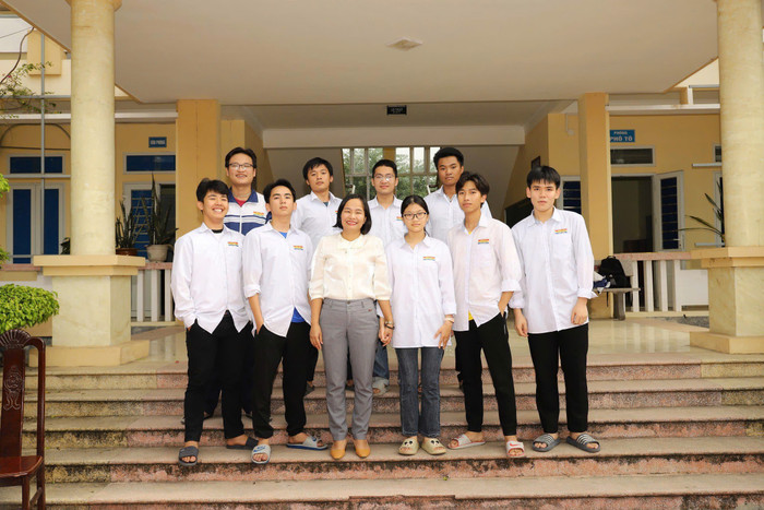 Cô Nguyễn Thị Nhàn cùng đội tuyển thi Học sinh Giỏi cấp tỉnh môn Hóa học , trong đó có em Vũ Đình Thái. Ảnh NVCC f527c630687dcd23946c.jpg