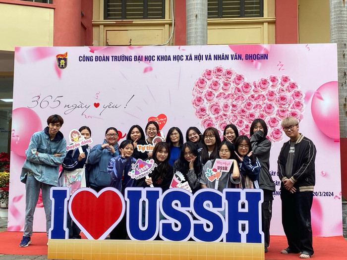 Tiến sĩ Hồ Thị Thành cùng sinh viên Trường Đại học Khoa học Xã hội và Nhân văn, Đại học Quốc gia Hà Nội. Ảnh NVCC Tiến sĩ Hồ Thị Thành cùng sinh viên Trường Đại học Khoa học Xã hội và Nhân văn, Đại học Quốc gia Hà Nội. Ảnh NVCC.JPG