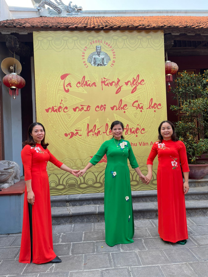 Cô Hạnh (áo xanh) cùng các đồng nghiệp. Ảnh: NVCC cô hạnh (4).jpg