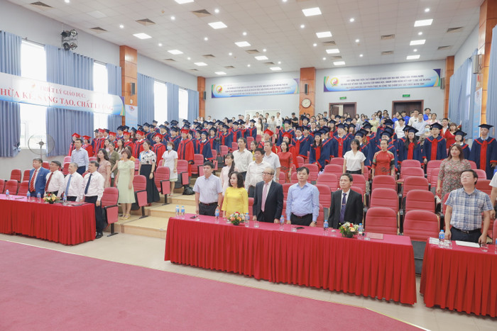Buổi lễ với sự góp mặt của 125 tân bác sĩ chuyên khoa II, bác sĩ chuyên khoa I, bác sĩ nội trú, tân thạc sĩ tốt nghiệp năm 2024. Ảnh: HT ảnh 1 (1).JPG