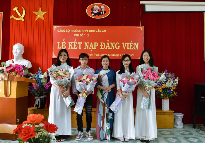 Cô giáo Vũ Thị Hạnh trong buổi lễ kết nạp Đảng viên cho học sinh. Ảnh: NVCC cô hạnh (1).jpg