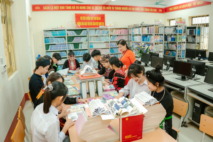Cô Hạnh cùng học sinh học tập tại không gian thư viện của trường. Ảnh: NVCC Cô Vũ Thị Hạnh.jpg