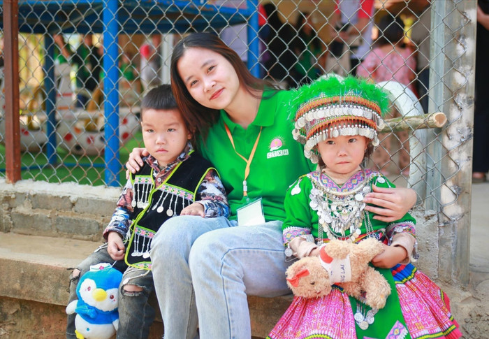 Trịnh Lan Phương cùng hai em nhỏ người H’Mông trong lễ khởi công công trình “Trường đẹp cho em” tại điểm trường Huổi Một, Trường Mầm non Ban Mai thuộc khuôn khổ chương trình “Hoa nắng Ban Mai” vào tháng 11 năm 2023 . Ảnh: NVCC thủ khoa (6).JPG