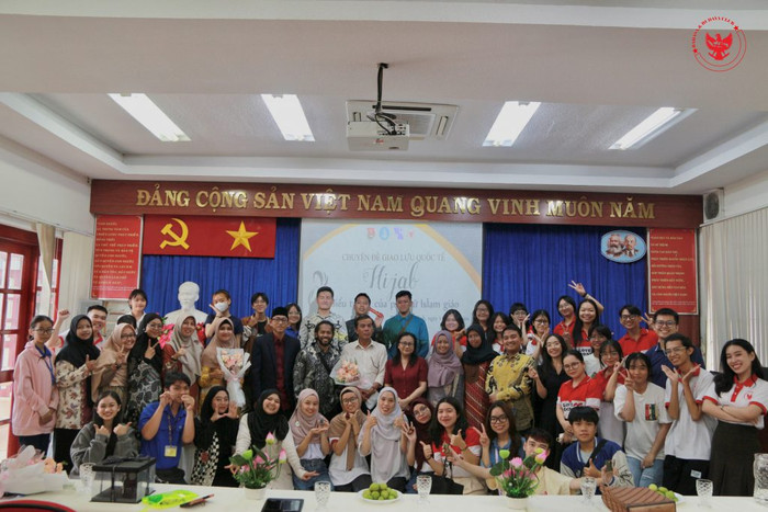 Sinh viên ngành Đông Nam Á học, Trường Đại học Mở Thành phố Hồ Chí Minh giao lưu quốc tế với sinh viên Indonesia. Ảnh website trường Sinh viên ngành Đông Nam Á học, Trường Đại học Mở TP.HCM giao lưu quốc tế với sinh viên Indonesia. Ảnh website trường.jpg