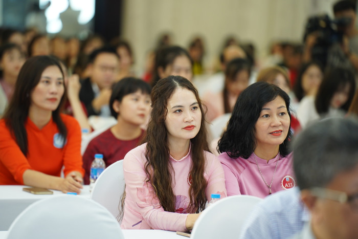 Các giáo viên tham dự buổi lễ. DSC07302.JPG